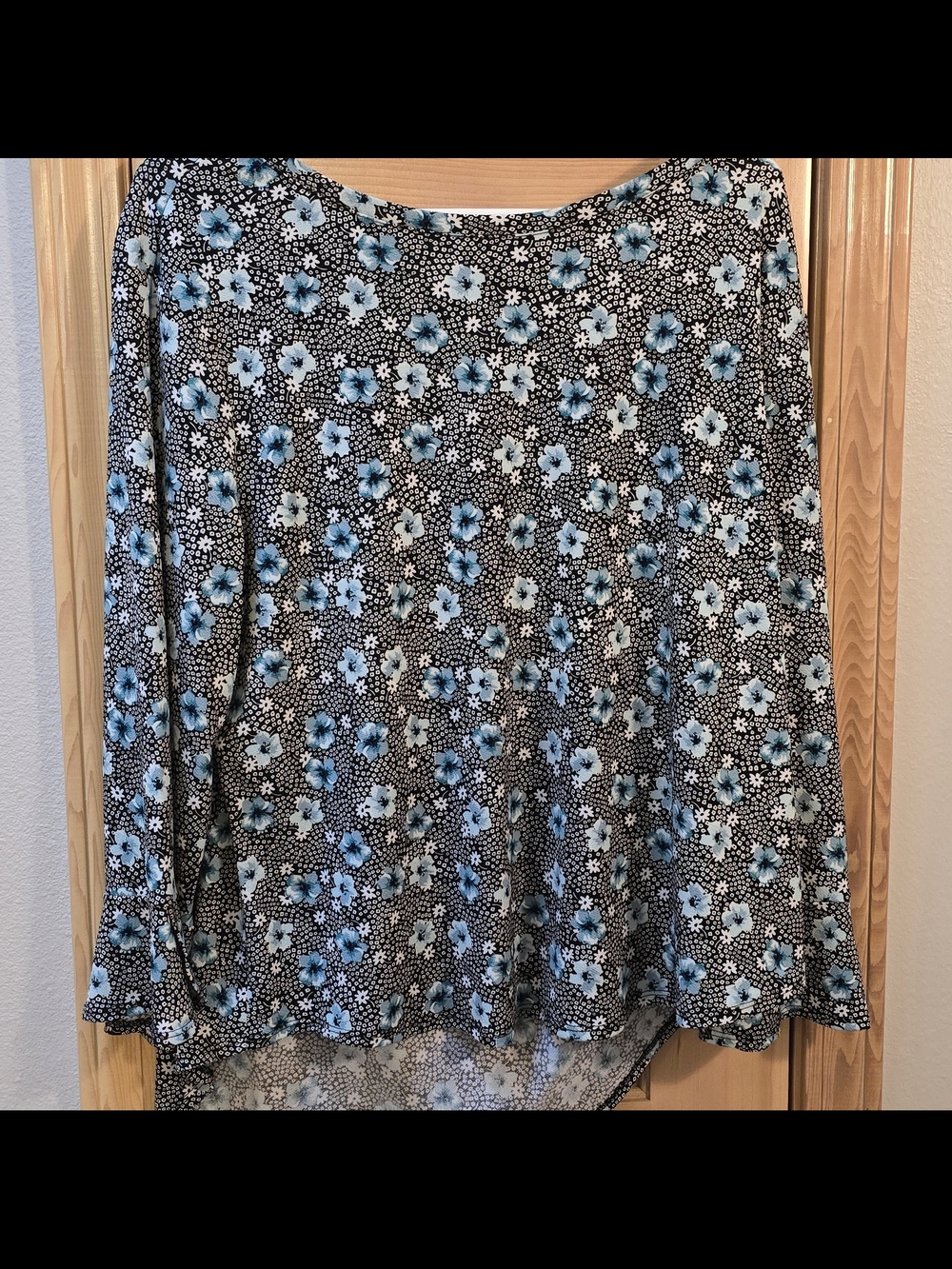 ELLE Top XL Black/Blue Floral Print Flutter Long Sleeve